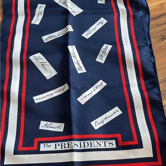USA Patriotic Scarf with Presidents’ Signatures - Picture 5 of 5